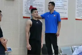 郭艾伦晒照：昨天量了一下 光脚身高191.514159265358979图片