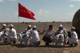 “神十二”3位航天员顺利返回！第一个进舱见到他们的，是这个浙江人……图片