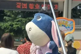 接娃神器！爸爸用伸缩杆挂玩具接女儿放学 网友：机智图片