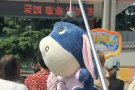 接娃神器！爸爸用伸缩杆挂玩具接女儿放学 网友：机智图片