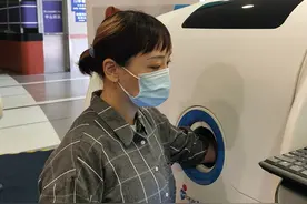 机器人扎针疼不疼？上海首台智能采血机器人在中山医院上岗图片