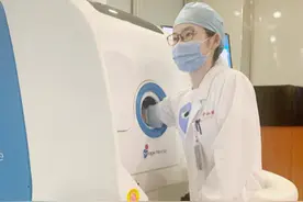 上海首台智能采血机器人在中山医院“上岗”，首批体验者：几乎不痛，神奇图片