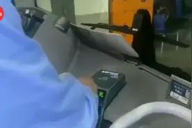 公交车厢内现金钞箱谁来收取？604路试点自主收银，由驾驶员操作，可全程监控图片