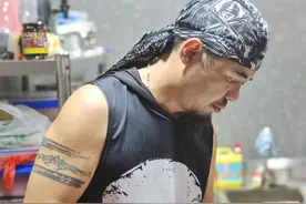 机车大叔、文身达人，还曾擂台击倒俄罗斯壮汉 这个烧烤店老板有点酷图片