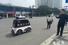 最萌警车上路啦！全省首辆最新款警用无人巡逻车亮相徐州街头图片