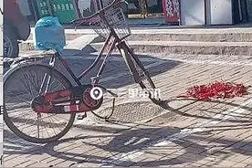 市民反映德惠市二道街附近有自行车占用公共停车位：太自私图片