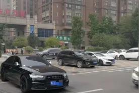 中牟“任性”司机把车停在快车道和十字路口，交警硬起手腕开罚单图片