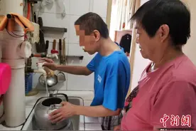 湖北一女子坚持照顾继子33年 诠释母爱伟大图片