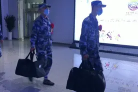 网友泪奔！一位奶奶给即将入伍的孙子“偷塞”零花钱图片