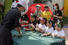 长隆举办中秋派对，小朋友与熊猫“萌帅酷”吃月饼猜灯谜图片