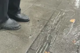奇怪！郑州一处人行道地砖，一踩就往外冒水图片