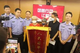 泪奔！失散58年，杭州双胞胎姐妹终团圆！一次车站偶遇，带她们回家图片