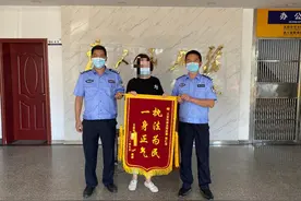 “熊孩子”瞒着父母一天充值17笔消费上万，民警联系游戏平台退回大部分钱款图片