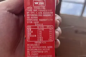 小学给学生提供“牛奶饮品”？记者调查：系调制乳，非饮料图片