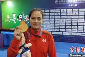 女子举重59公斤级罗诗芳碾压夺冠：希望未来能与郭婞淳较量图片