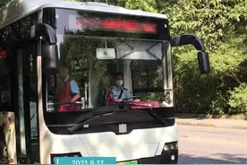 杭州最美公交线迎“慈孝专列”这个中秋带父母坐专列到灵隐看慈孝漫画展图片