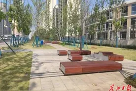 微型公园移动椅有些“翘气了”图片