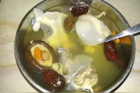 你做的清炖甲鱼汤，和饭店大厨相比，只差这一步图片