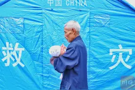 两个月婴儿慧慧 成了泸县安置点的“团宠”图片