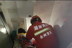 大妈手卡便池，求助无果就地睡一觉图片