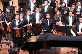 疫情后不少音乐家选择归国发展，杭州爱乐乐团新首席袁泉惊艳琴台音乐厅图片