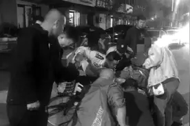 小女孩脚卡车轮 警民联手8分钟救出图片