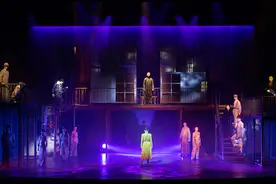 六年后，《伪装者》以音乐剧回归，靳东与“大姐”刘敏涛重聚首演现场图片