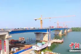 国内最大跨径波形钢腹板悬拼梁桥顺利合龙图片