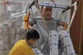 10岁男孩照料瘫痪父亲，父亲：最大的心愿是让孩子完成学业丨请你一起帮图片
