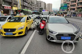 两摩托神同步致四车相撞 一查还有“猫腻”图片