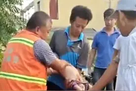 3岁男童掉进排水沟，母亲绝望大哭...生死5分钟，这俩山东小伙拼了图片