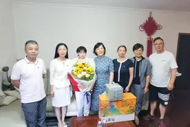 徐汇区领导看望慰问奥运冠军陈芋汐图片