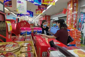 库尔勒交警深入超市送来中秋节交通安全“大礼包”图片