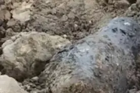宣城一工地挖出2枚抗战时期手榴弹，民警转移处置视频封面