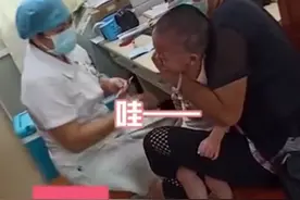萌娃打疫苗嚎啕大哭不忘说谢谢，网友调侃：弱小无助但超有礼貌图片