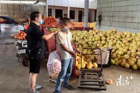 高价购入柚子低价卖出，他为何要做这种亏本生意？图片