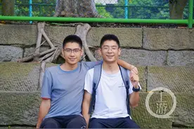 双胞胎兄弟考入同一所大学 从小爱动漫 专业选择人工智能图片