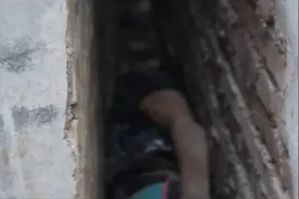 这是喝了多少？醉酒男子倒进20厘米墙缝4小时 消防员徒手托住身体成功救出图片
