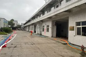 超200吨白酒泄漏！泸县地震重创一酒厂，现场酒气冲天，消防加紧稀释防爆燃图片