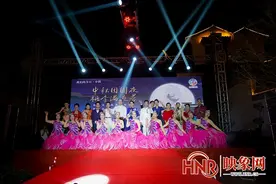 信阳市文艺志愿者致敬最美信阳人文艺晚会图片