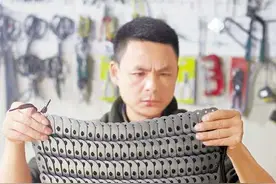 从小有个英雄梦的他，十余年制作6000多套甲胄图片