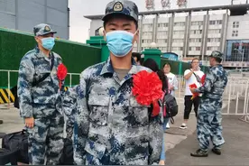 成都武侯区一新兵入伍 家乡父老送嘱托图片