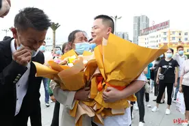 养父病重时透露身世之谜 中秋节前男子终与分别30年的亲生父母团圆图片
