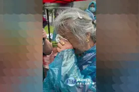 看着看着就哭了！奶奶送孙子上大学，雨中哭成泪人图片