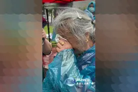 看着看着就哭了！奶奶送孙子上大学，雨中哭成泪人图片