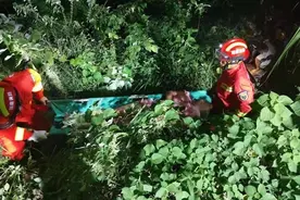 永州一女子深夜骑电动车跌入深坎，公安、消防、急救中心多部门联合救援图片