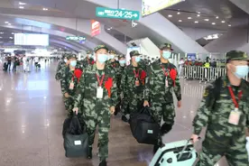 「图集」武警新兵请入列！他们背上行囊入营门图片