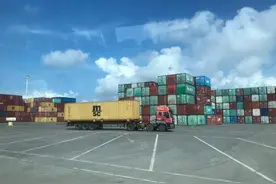 火车开进码头里！探访西部陆海新通道如何助力货物出海图片