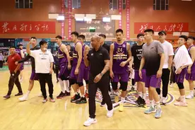 北控男篮季前热身两连败 马布里要狠抓球队防守图片