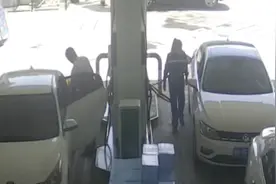 塑料桶藏车里以为可以瞒天过海，男子在加油站私装汽油被行拘视频封面